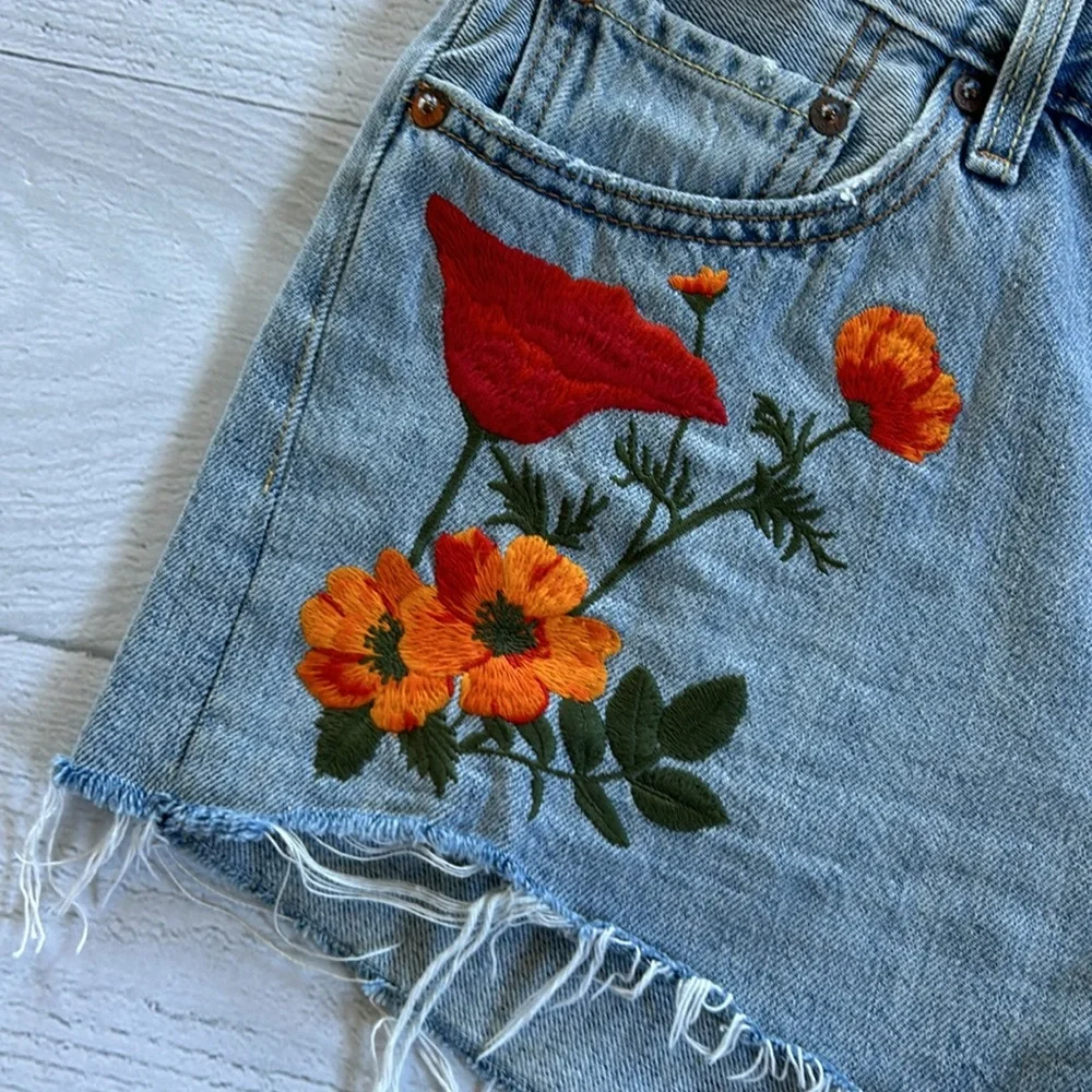 Levi’s 501 California Poppy Light Wash‎ Denim Shorts Embroidered Flowers Sz 29 - Picture 2 of 10